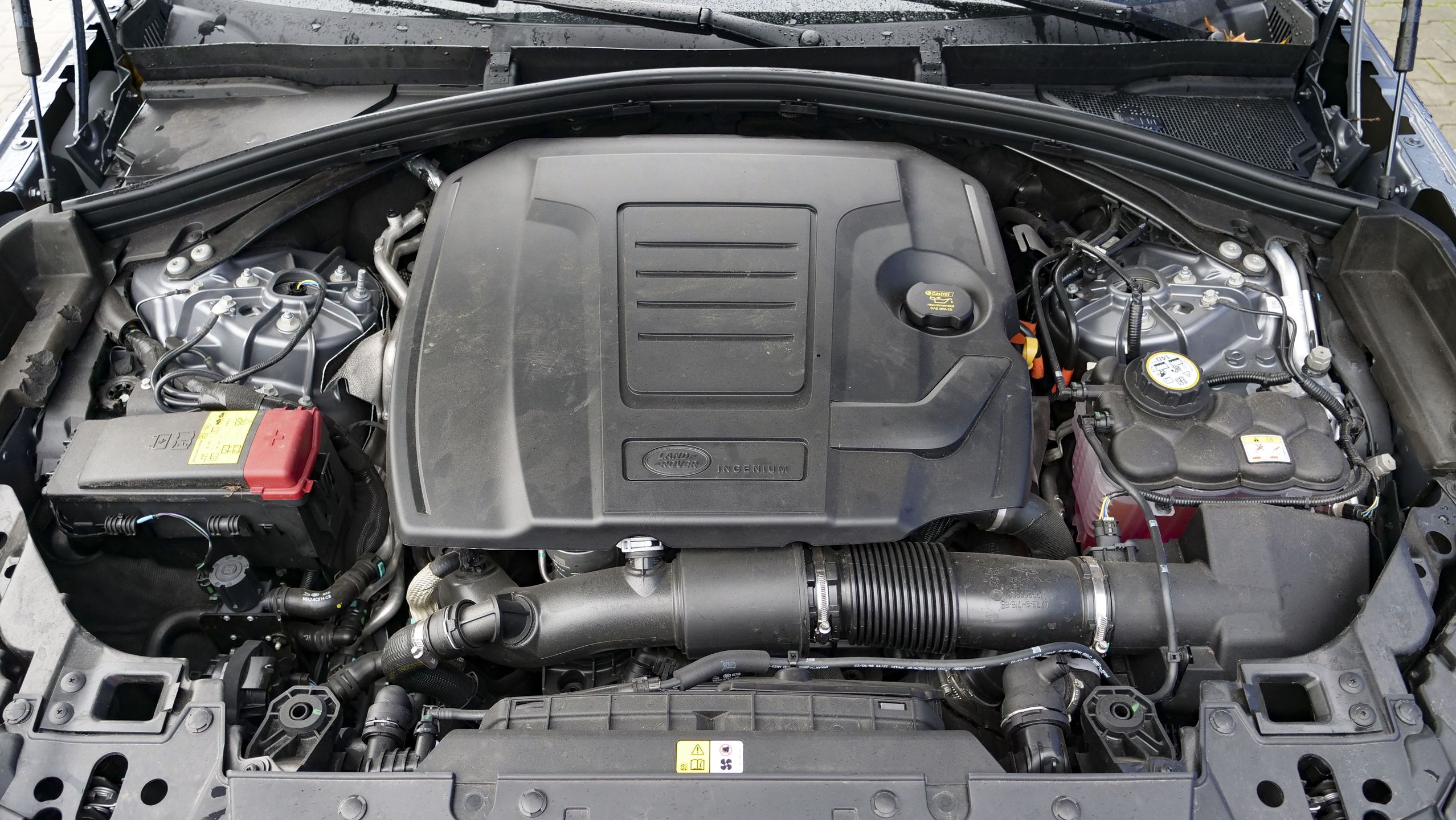 Spalinowe serce Velara PHEV stanowi jednostka benzynowa o pojemności 2 litrów