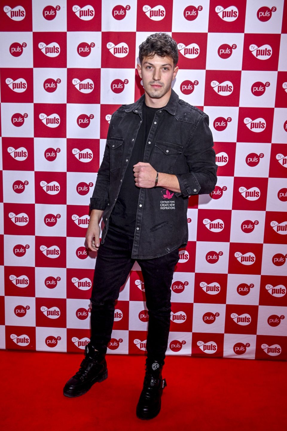 Celebryci pozują na konferencji TV Puls