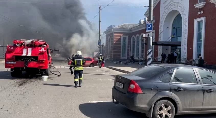 Skutki rosyjskiego ataku rakietowego na dworcu kolejowym w Kramatorsku 