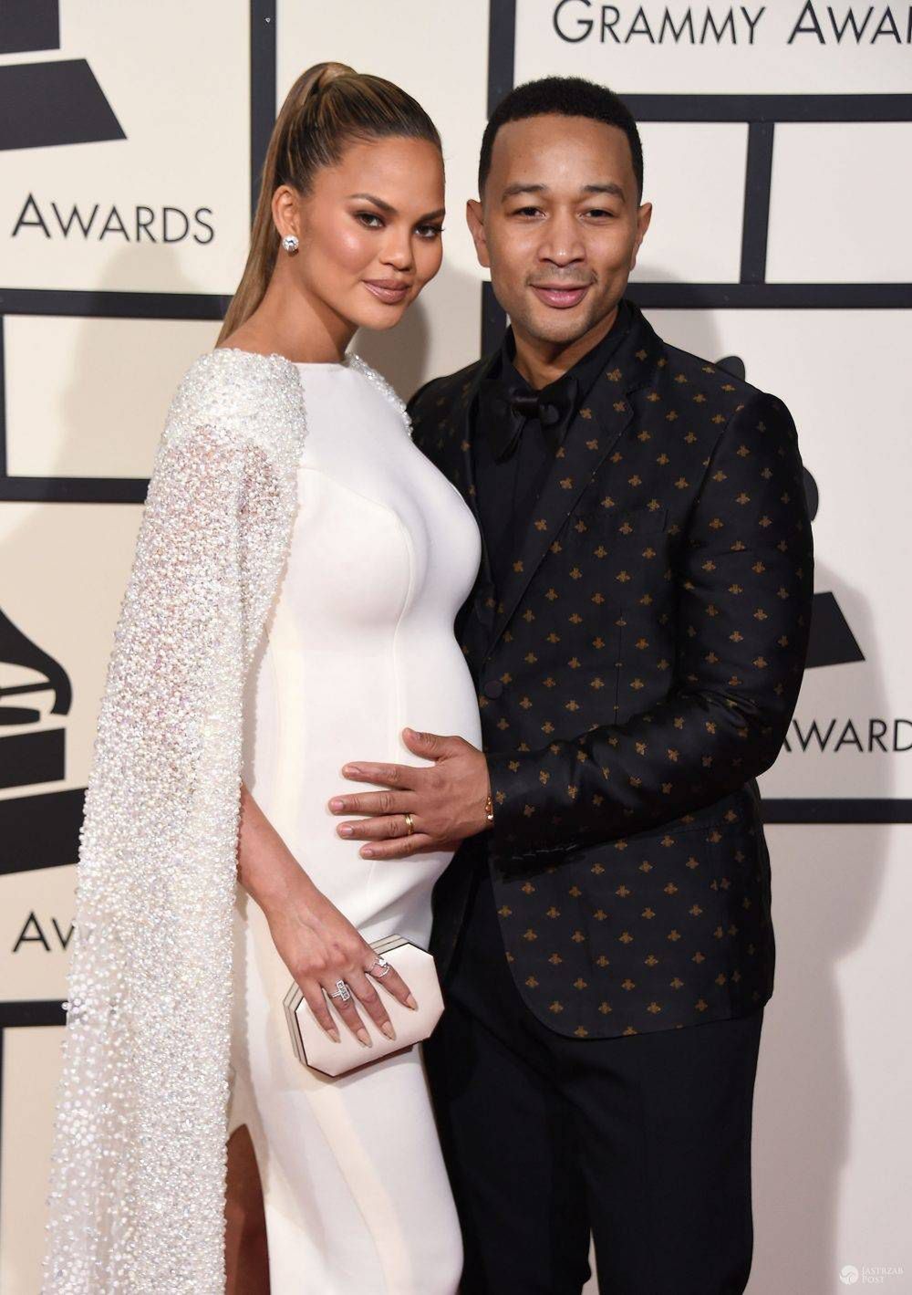 Suknia: Yousef Al-Jasmi, buty: Stuart Weitzman, torebka: Amanda Pearl, biżuteria: Lorraine Schwartz. Chrissy Teigen, żona Johna Legenda, Grammy 2016 (fot. ONS)