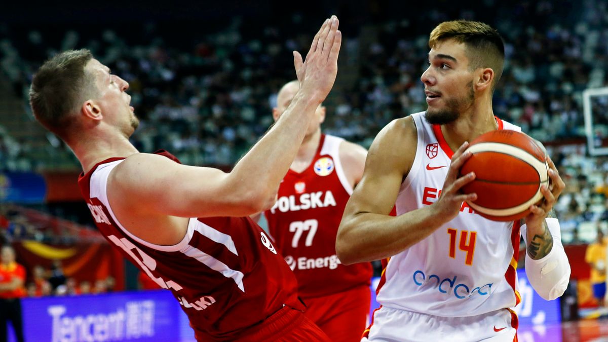 Willy Hernangomez Geuer (z prawej) oraz  Adam Waczyński (z lewej)