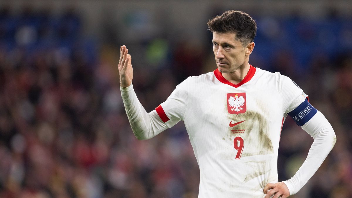 Robert Lewandowski podczas meczu z Walią (fot Newspix/Marcin Karczewski)