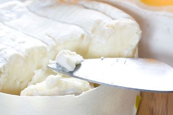 Wygląda niepozornie i zalega w sklepowych lodówkach. Uchodzi za tłusty, ale to solidna porcja białka