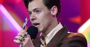 Brit Awards 2021. Harry Styles pozuje w garniturze Gucci i z TOREBKĄ w dłoni (ZDJĘCIA)