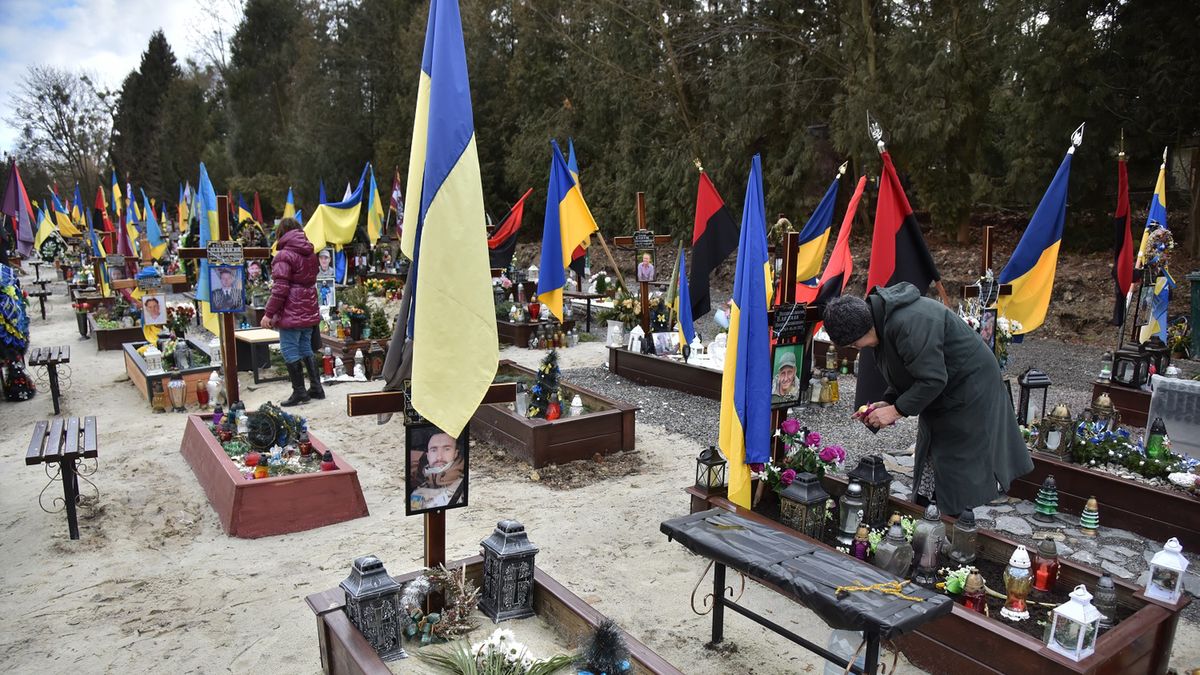 Zdjęcie okładkowe artykułu: Getty Images / Pavlo Palamarchuk/Anadolu Agency / Groby ukraińskich żółnierzy