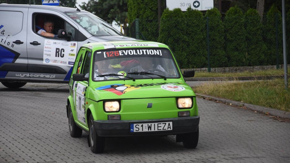 Kultowe maluchy opanowały Psarskie! Uczestnicy Wielkiej Wyprawy Maluchów odwiedzili Alicję Jakubiak. Dziewczyna wraca do zdrowia po wypadku