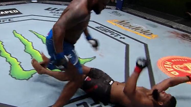 Zdjęcie okładkowe artykułu: Twitter / Derrick Lewis ciężko znokautował Curtisa Blaydesa w walce wieczoru UFC Vegas 19