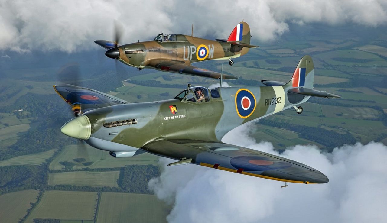 Dwa legendarne myśliwce - na pierwszym planie Spitfire, za nim Hurricane