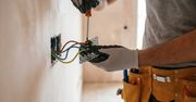 Ile kosztuje wymiana gniazdka przez elektryka? Oto aktualne ceny usług