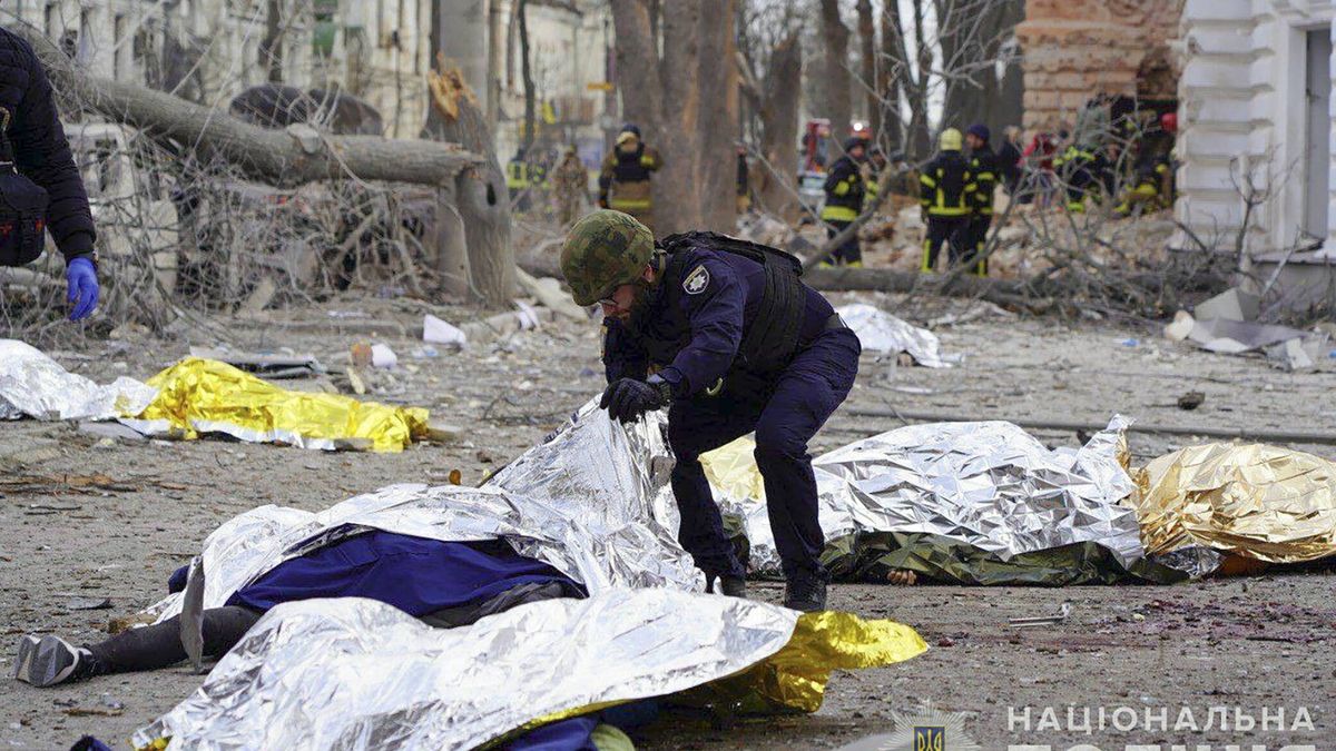 Russian rocket strike kills dozens, injures many in downtown Sumy
epa12029026 GRAPHIC CONTENT - A handout photo made available by the National Police of Ukraine shows a police officer inspecting the bodies of the victims at the site of a rocket strike in downtown Sumy, Ukraine, 13 April 2025, amid the ongoing Russian invasion. At least 31 people were killed, including two children, and 84 people were injured, including 10 children, after a Russian rocket hit downtown Sumy in the morning, according to a report by the State Emergency Service.  EPA/NATIONAL POLICE OF UKRAINE HANDOUT -- ATTENTION EDITORS: GRAPHIC CONTENT -- HANDOUT EDITORIAL USE ONLY/NO SALES 
Dostawca: PAP/EPA.
NATIONAL POLICE OF UKRAINE HANDOUT
damage, destruction, rocket, buildings, conflict