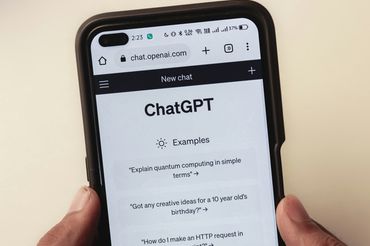 ChatGPT na smartfonie , fot. unsplash