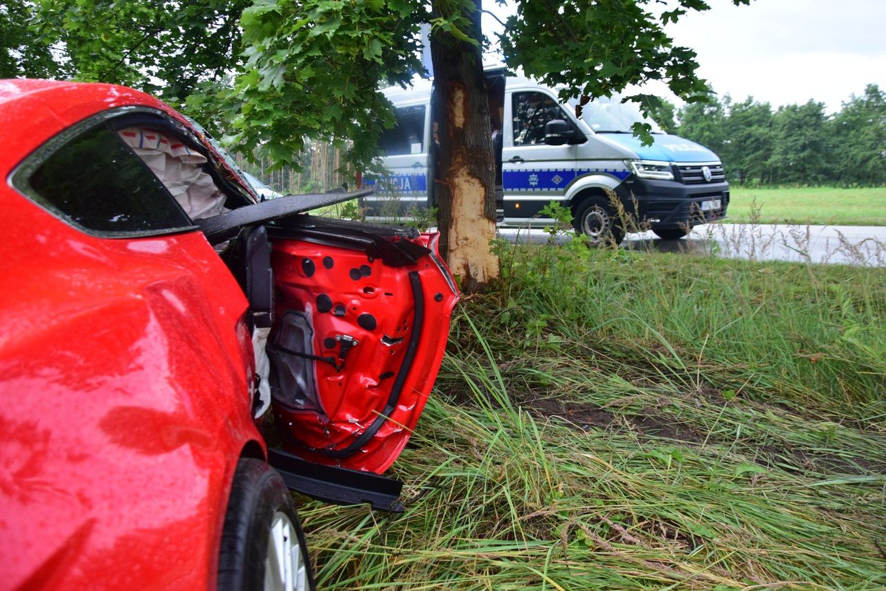 Grębowo: Ford Mustang wpadł w poślizg i uderzył w drzewo. Jedna osoba w szpitalu