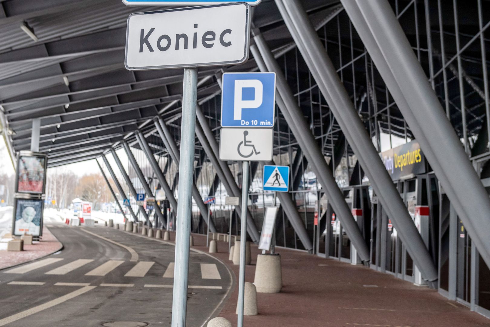 Incydent na lotnisku w Łodzi. Zakażony chciał wejść do samolotu