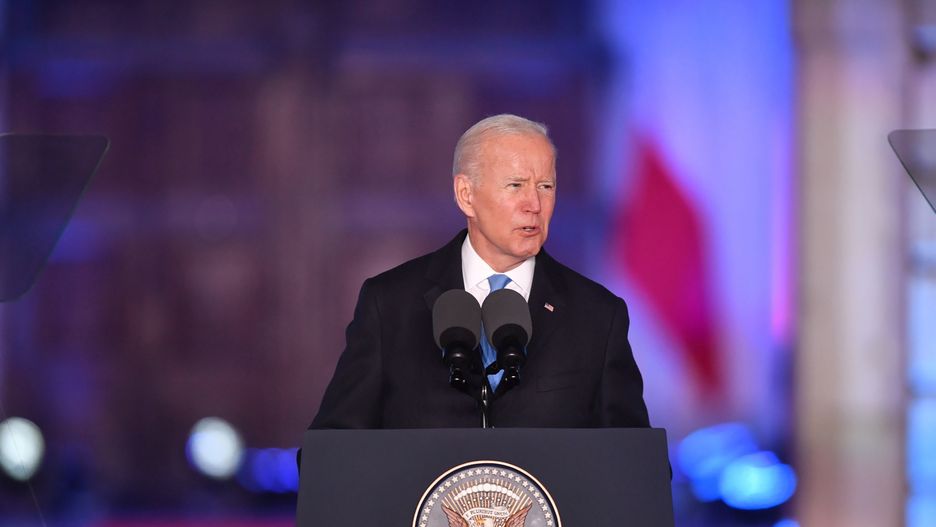 Warszawa, 26.03.2022. Wizyta prezydenta USA Joe Bidena. Prezydent USA Joe Biden przemawia na Placu Zamkowym w Warszawie, 26 bm. Prezydent Joe Biden jest z dwudniową wizytą w Polsce. (aldg) PAP/Radek Pietruszka