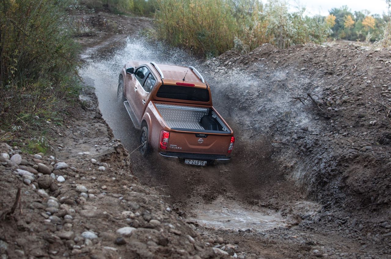 Na torze off-roadowym przygotowanym przez profesjonalną ekipę Navara wyposażona w "sztywny" napęd 4x4, reduktor i blokadę tylnego mostu czuła się bardzo dobrze.