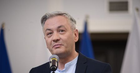 Podpisy inne niż pozostałe. Biedroń się tłumaczy ws. umowy