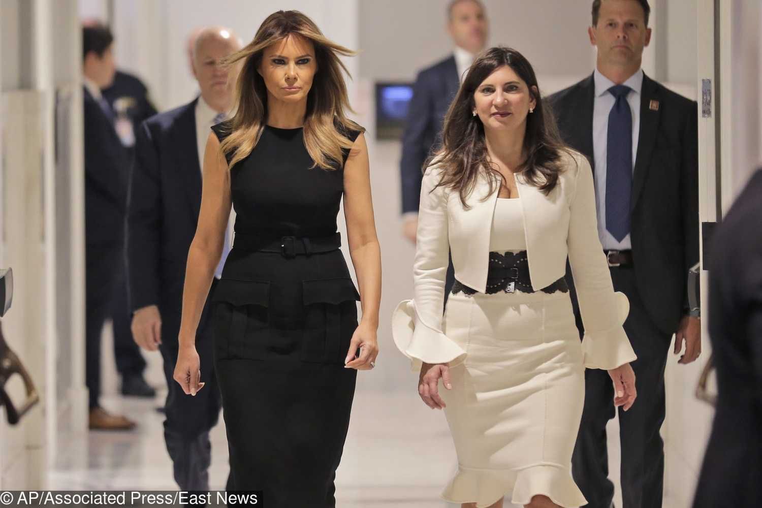 Melania Trump w czarnej sukience Prada na nowojorskiej giełdzie
