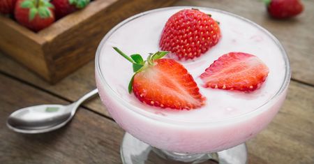 Jogurt grecki truskawkowy bez zawartości tłuszczu