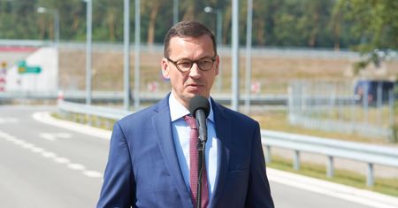 Morawiecki otwiera drogi, ale o unijnych środkach już nie wspomina. Komisja Europejska oburzona
