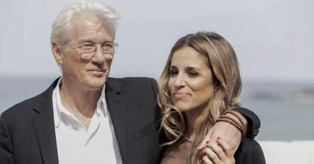 Richard Gere z dużo młodszą żoną. Nie szczędzili sobie czułości
