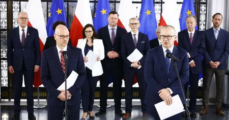"Haniebne zmiany PiS". Rząd i eksperci odkryli karty ws. TK