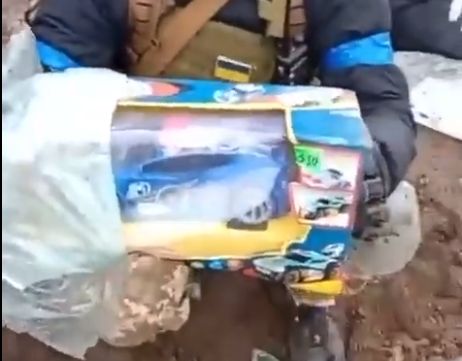 Przedmioty znalezione wewnątrz czołgu przejętego przez Ukraińców. Rosjanie kradną nawet zabawki dziecięce 