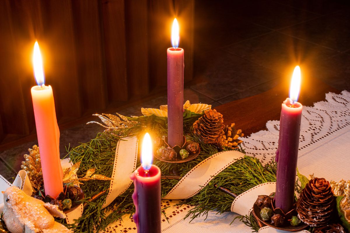W wielu polskich domach można w tym czasie spotkać wieńce adwentowe z czterema świecami