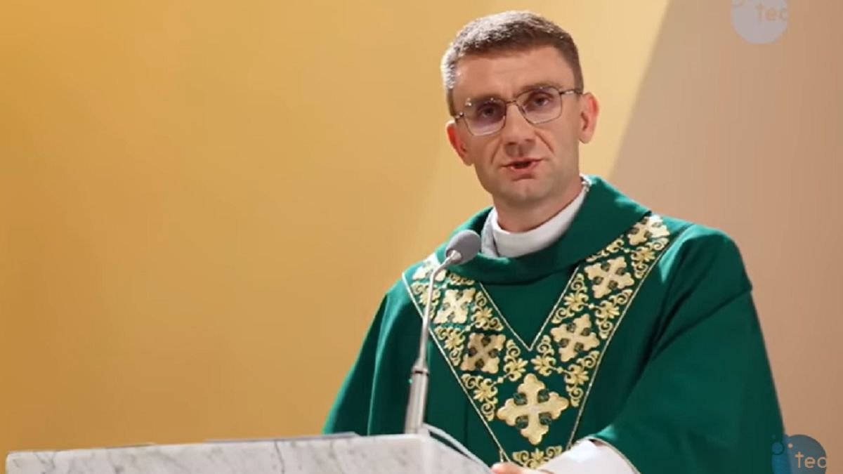 Ksiądz Teodor Sawielewicz (screen z kanału Teobańkologia) 