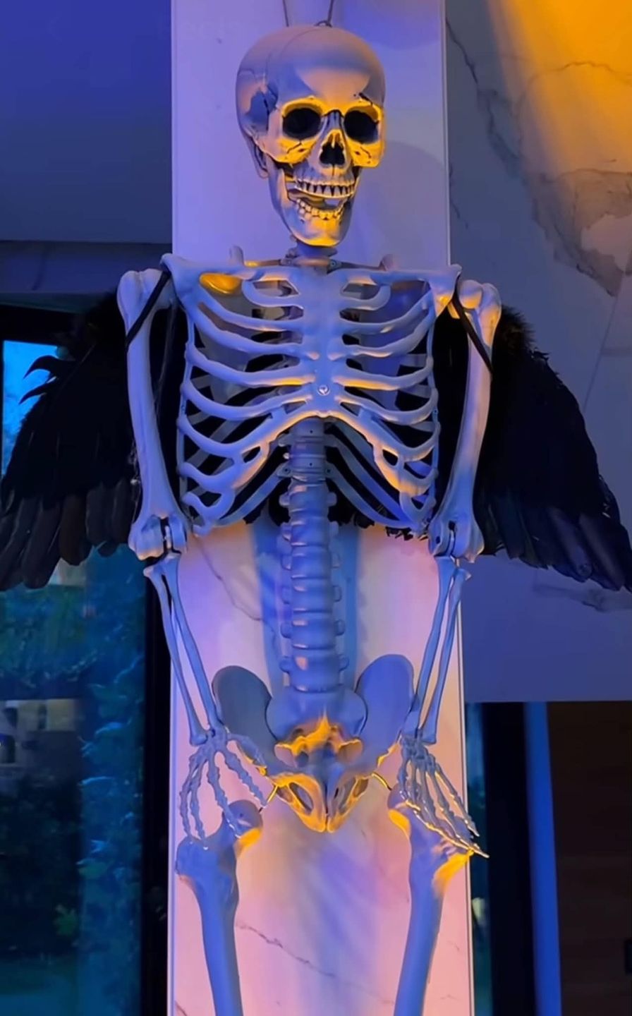 Klaudia Halejcio udekorowała willę na Halloween
