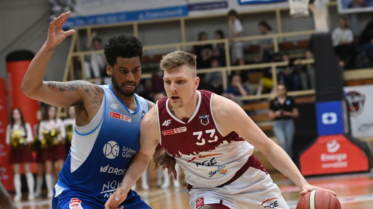 PAP / Marcin Bielecki / Na zdjęciu od lewej: Trevon Bluiett i Karol Gruszecki