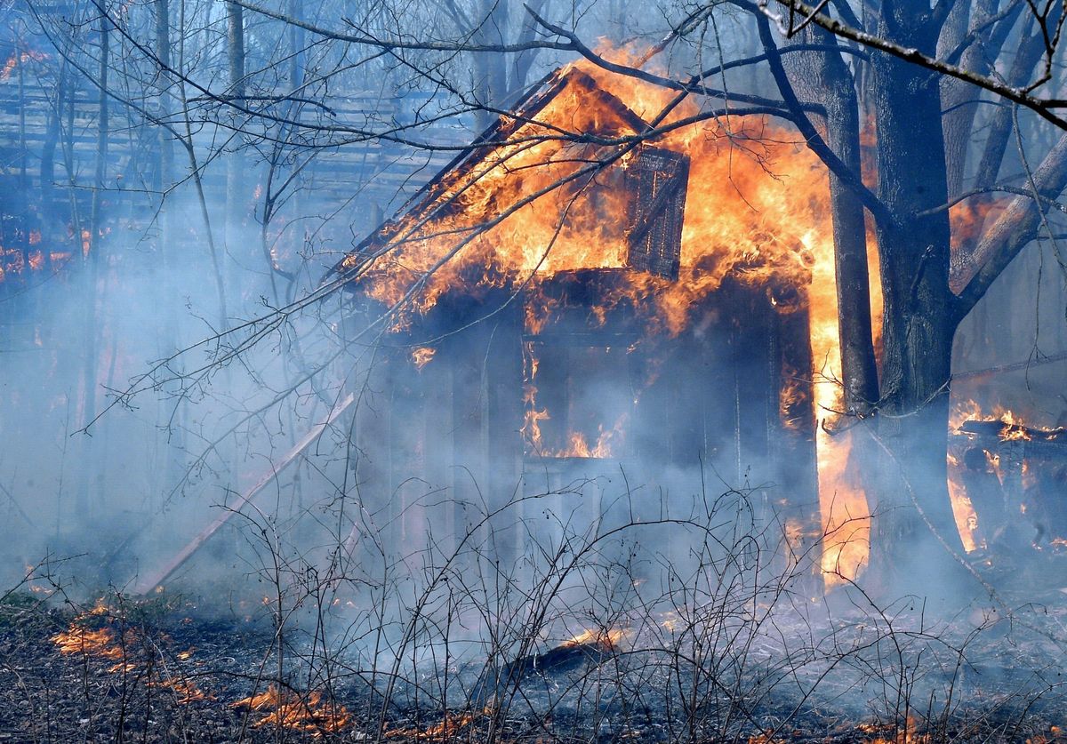 Biskupice. W pożarze niezamieszkałego domu zginęła jedna osoba (zdjęcie ilustracyjne)
