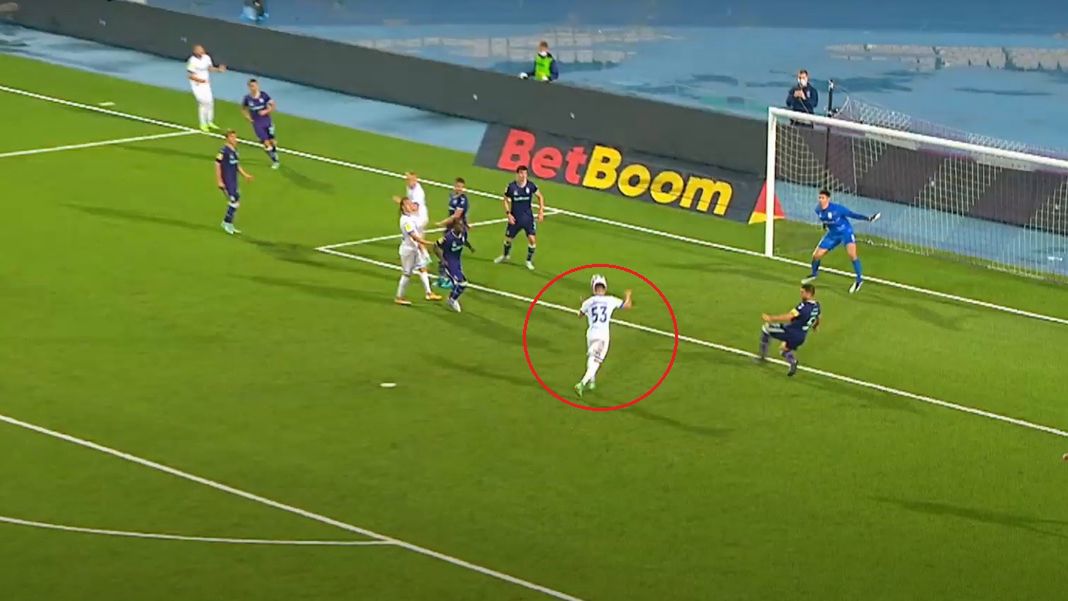 YouTube / Priemjer-Liga / Na zdjęciu: Sebastian Szymański strzela gola