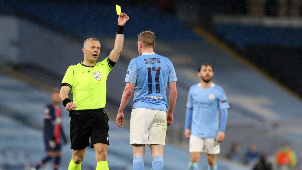 Getty Images /  Victoria Haydn/Manchester City FC  / Na zdjęciu: Bjorn Kuipers i Kevin de Bruyne