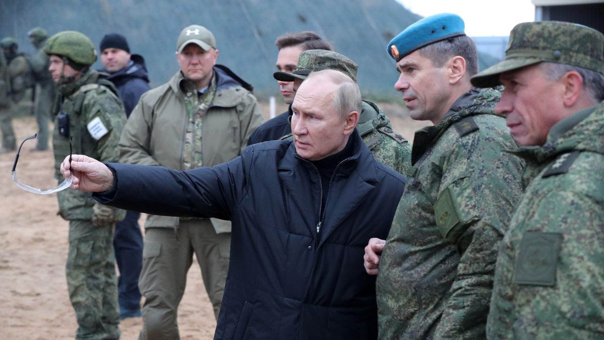 Zdjęcie okładkowe artykułu: PAP/EPA /  / Nie jest dobrze z armią Putina, skoro na sprzęt zrzucają się kibice