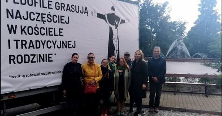 Zagrali Rydzykowi na nosie. Furgonetka pod "imperium" ojca prezesa