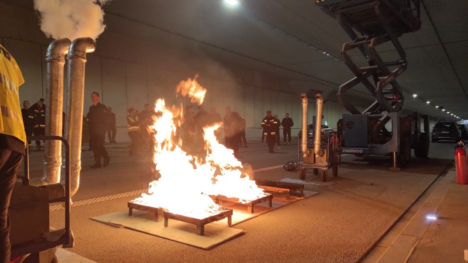 Warszawa. To testowy pożar w tunelu POW. Strażacy sprawdzili, że nie działa automatyczne oddymianie. Trzeba poprawić systemy wentylacji (PSP Warszawa, Facebook.com)