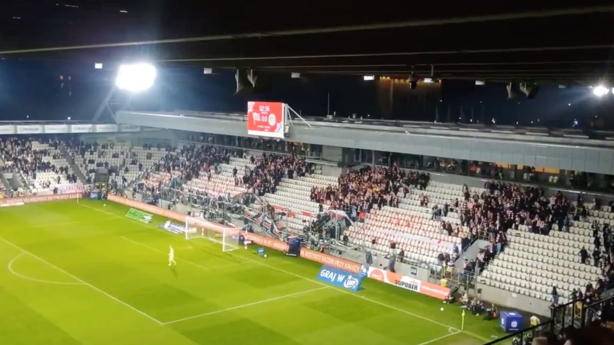 Twitter / Ekstraklasowe Przemyślenia / Na zdjęciu: Kibice Cracovii podczas meczu z Zagłębiem