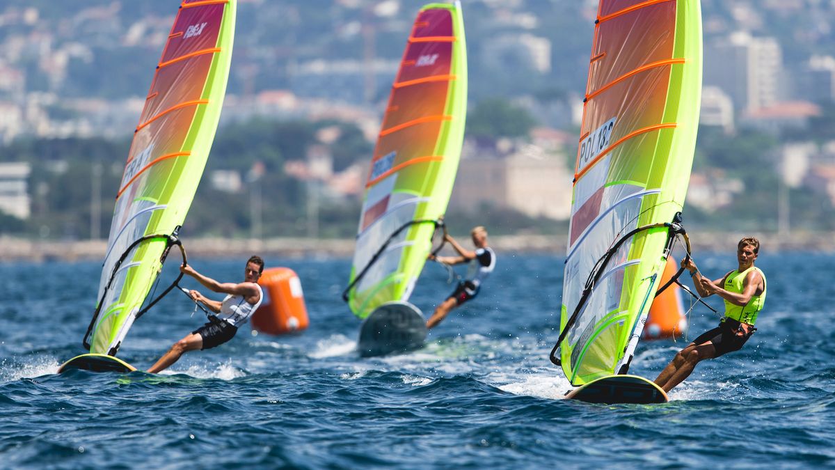 Paweł Tarnowski w windsurfingowej, olimpijskiej klasie RS:X