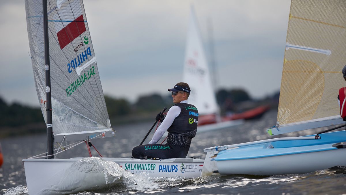 Materiały prasowe / Jacek Kwiatkowski / PZŻ / Na zdjęciu: Piotr Kula na jachie olimpijskiej klasy Finn