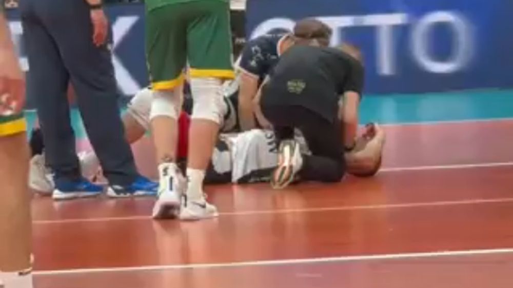 Twitter / Polsat Sport / Norbert Huber upadł na parkiet
