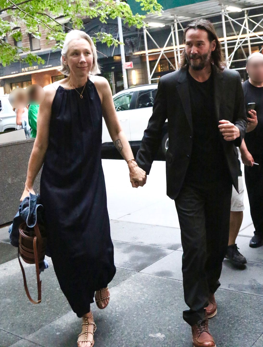 Keanu Reeves i Alexandra Grant maszerują na Broadway, trzymając się za ręce