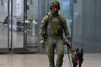 Powiedział, że ma broń w bagażu. Alarm na lotnisku