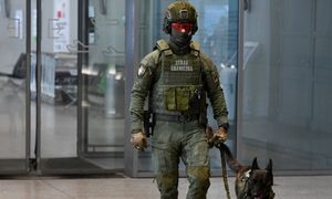 Powiedział, że ma broń w bagażu. Alarm na lotnisku