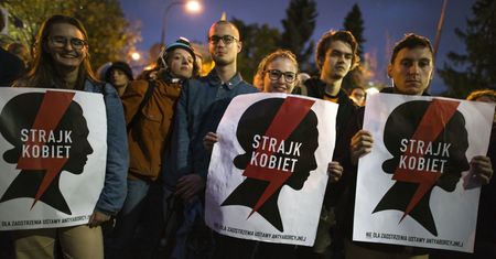 Malbork. Naklejka na biurze posła PiS. Kłopoty 16-latków