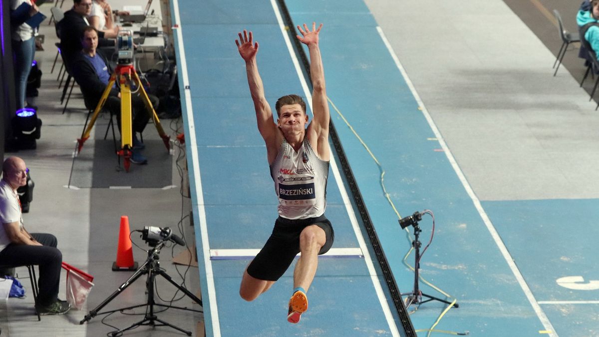 WP SportoweFakty / Marcin Malinowski / Na zdjęciu: Adrian Brzeziński podczas skoku na Gorzów Jump Festiwal w Arenie Gorzów