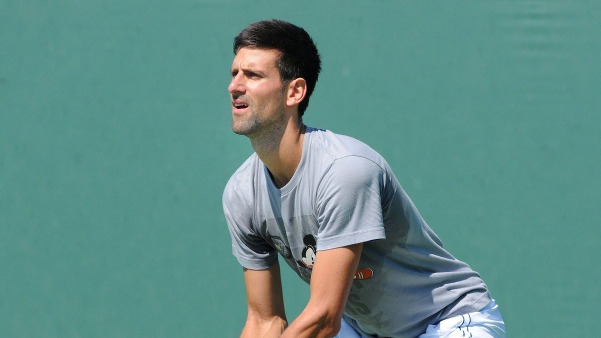 Novak Djoković w czasie treningu na korcie