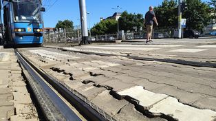 Pułapka na pieszych przy torowisku w centrum Wrocławia. Na solidną naprawę tego przejścia jeszcze poczekają