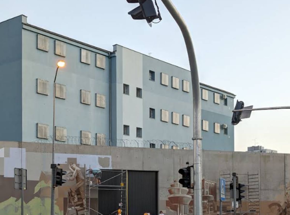 Osadzony spadł z dachu. Wszystko podczas próby ucieczki z aresztu