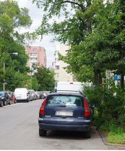 Nietykalny kierowca? Parkuje na zakazie i obraża mieszkańców osiedla