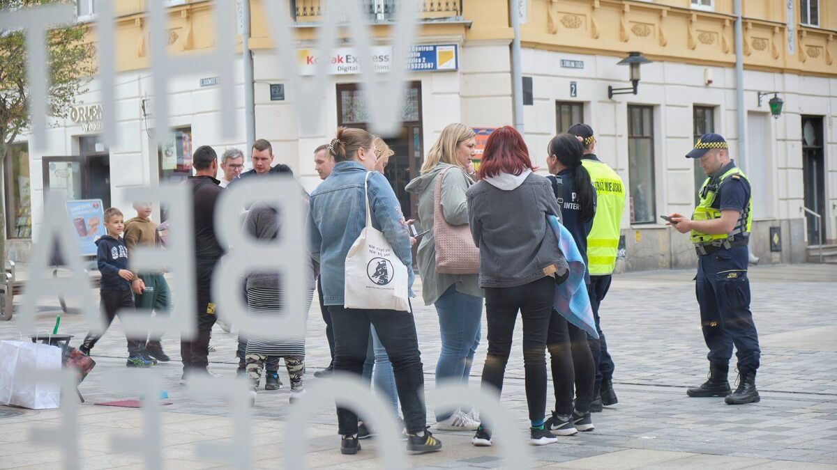 Wolontariusze Fundacji EX LEGE zabrali grającemu chłopcu na deptaku szczeniaka